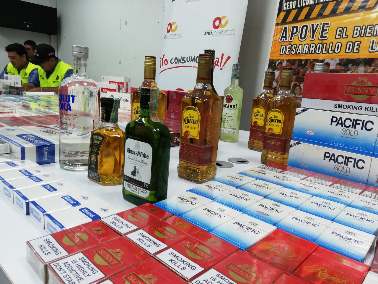 Bodega clandestina con cervezas y cigarrillos de contrabando se detectó en licorería de Guayaquil