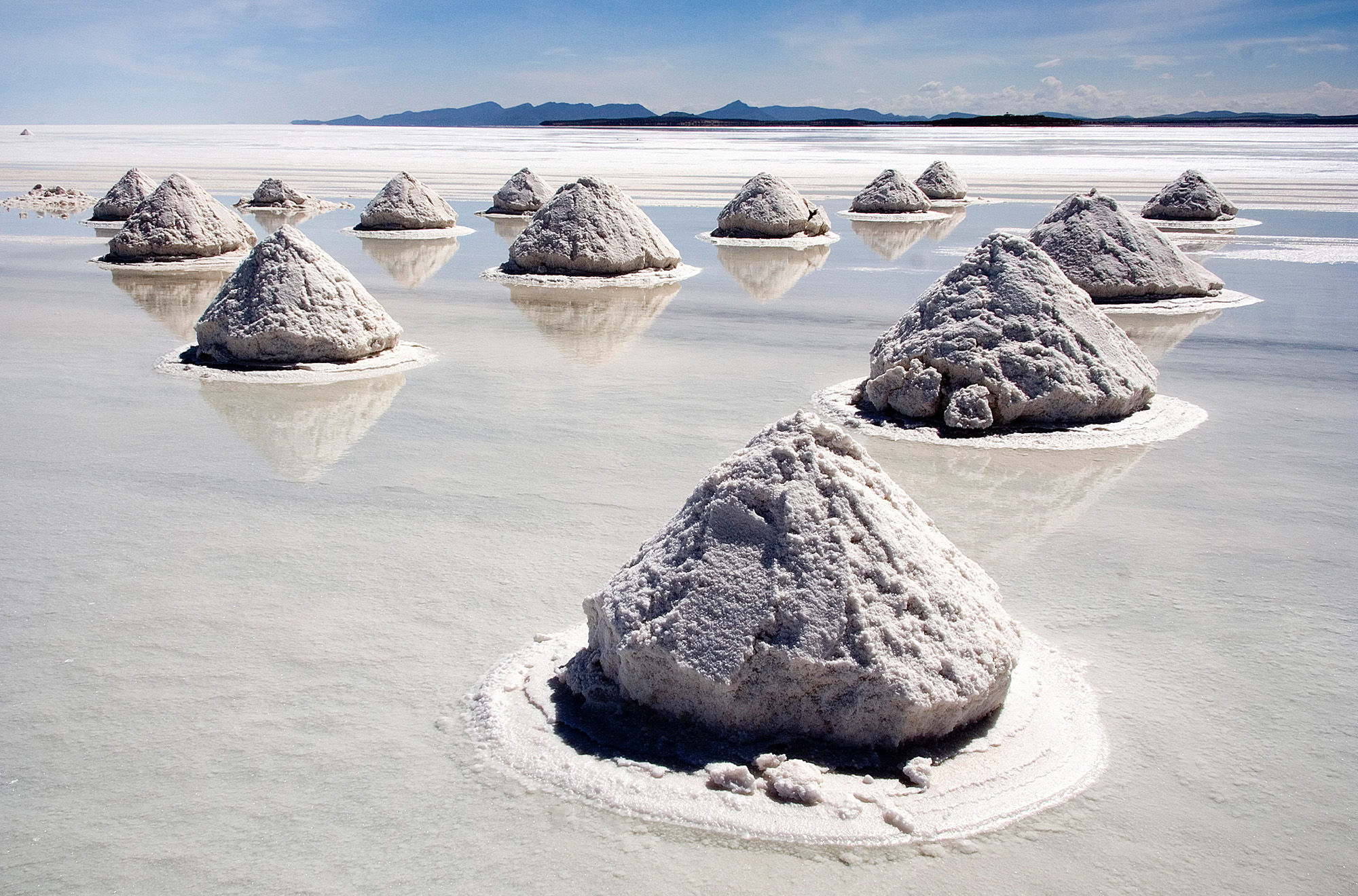 Cómo es el Salar de Uyuni: el desierto de sal más grande del mundo rodeado de volcanes